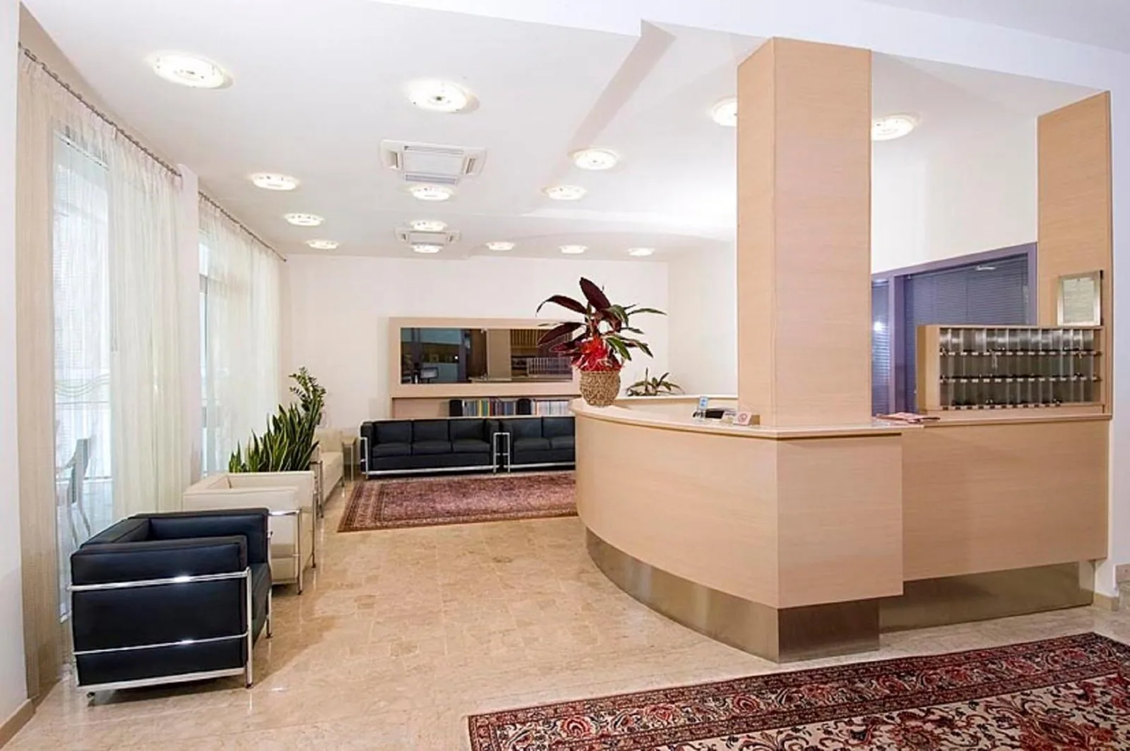 Recepcija sa pultom i sedištima u holu · Hotel St Moritz, Bellaria - Igea Marina
