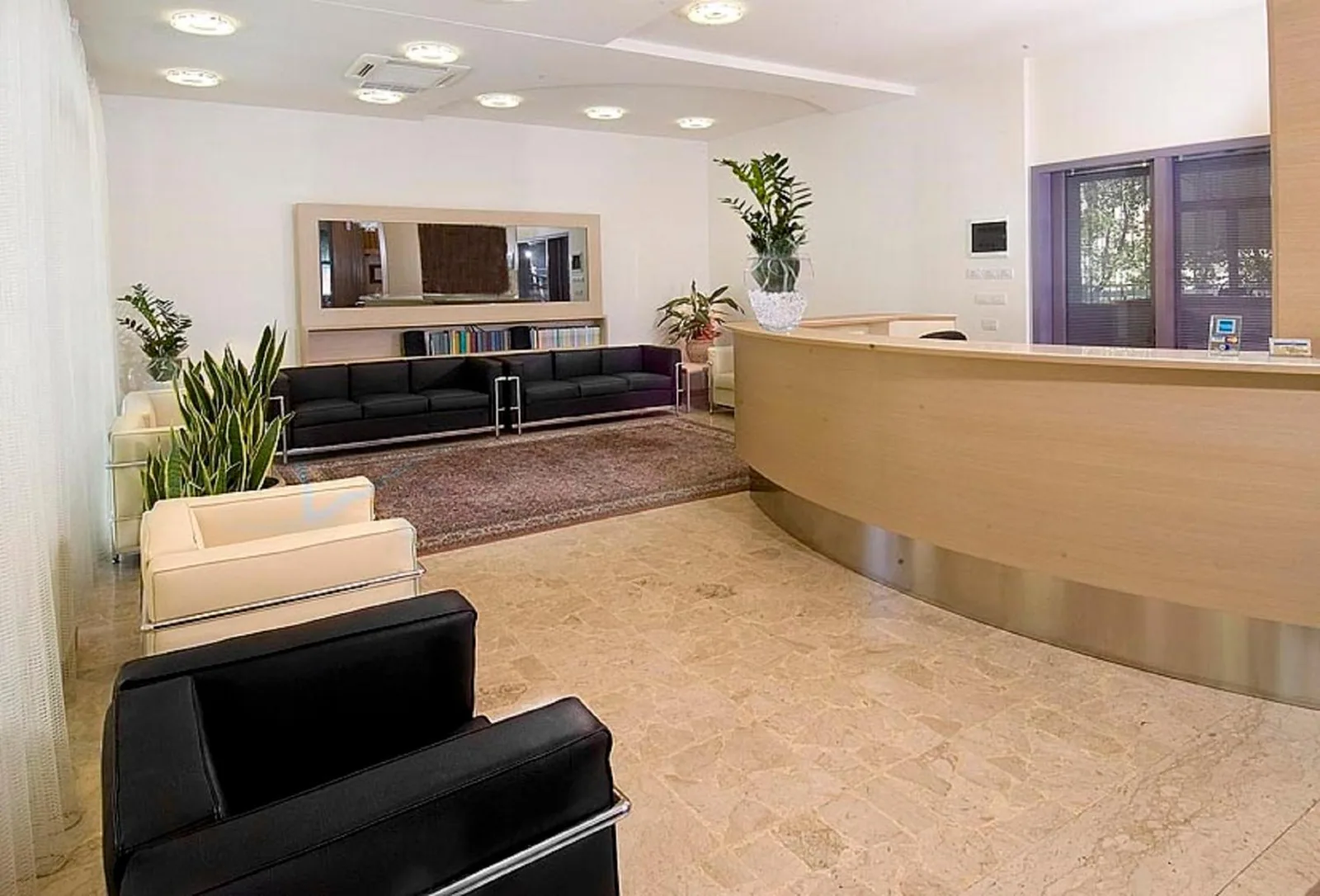 Hol sa recepcijom, ogledalom i kaučem · Hotel St Moritz, Bellaria - Igea Marina