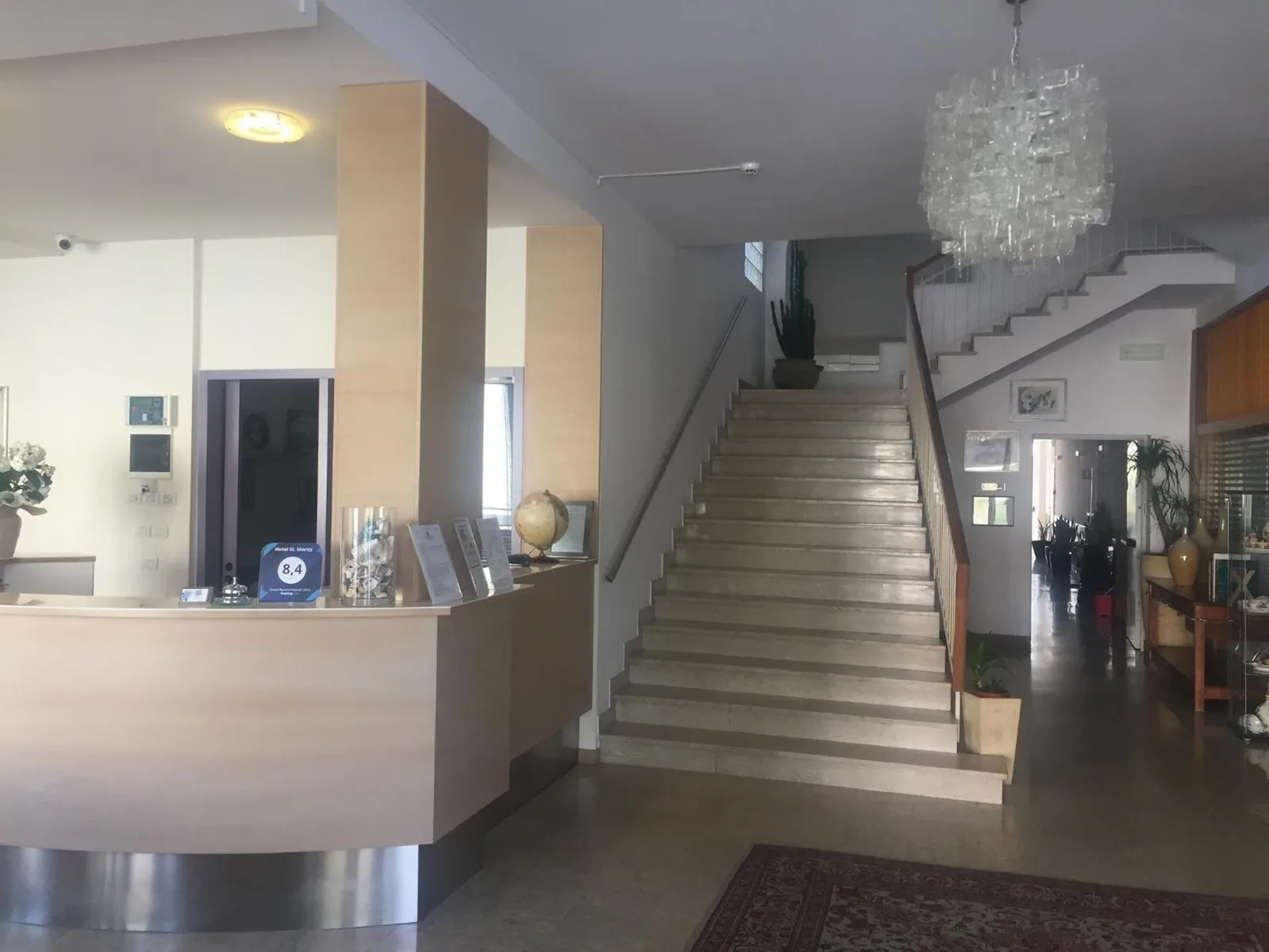Recepcija pored stepeništa sa lusterom · Hotel St Moritz, Bellaria - Igea Marina