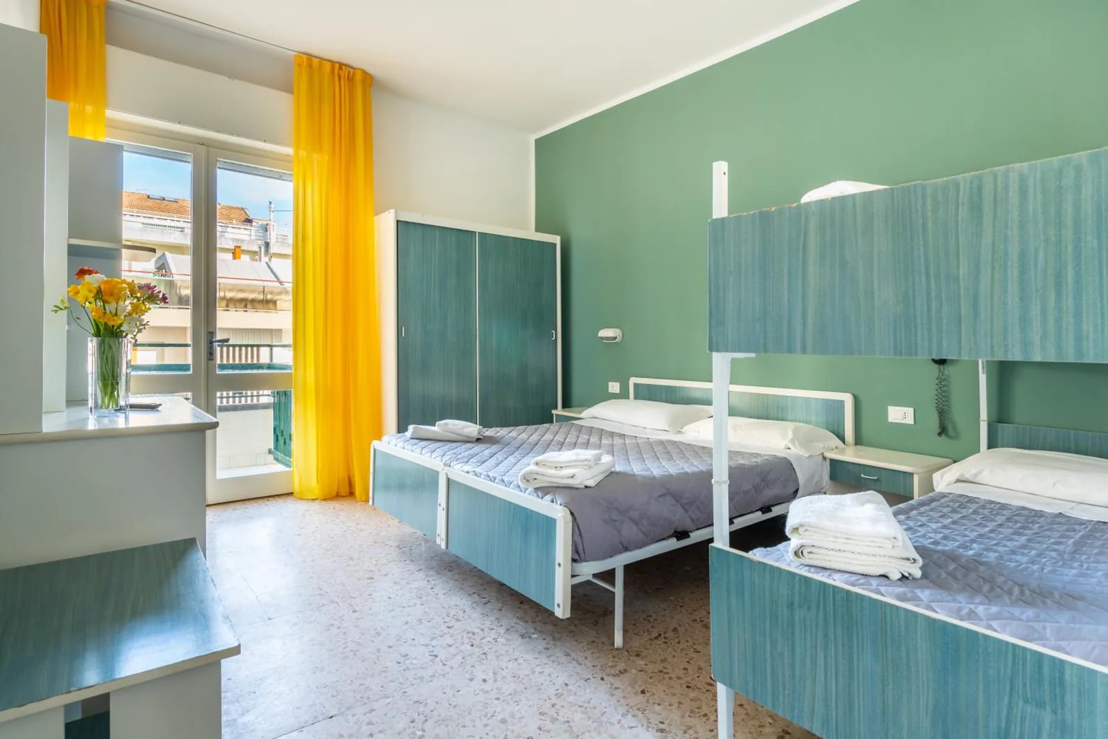 Soba sa bračnim krevetom i krevetom na sprat · Hotel Viscount, Riccione