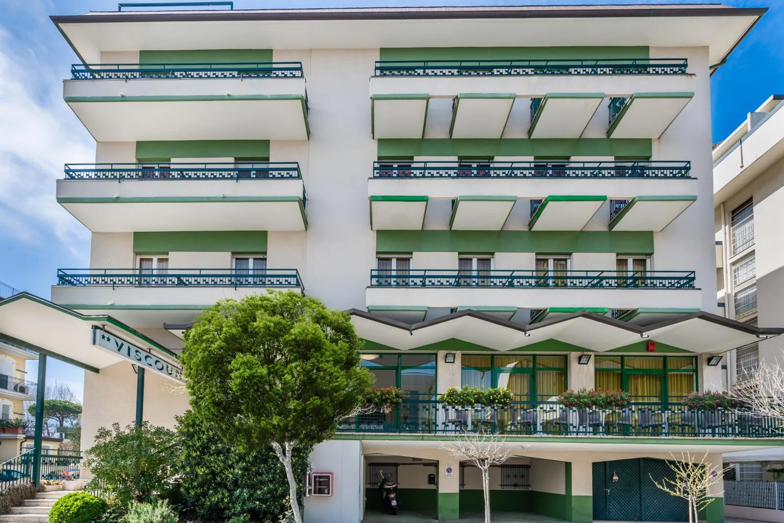 Ulaz u hotel sa tendom i balkonima · Hotel Viscount, Riccione