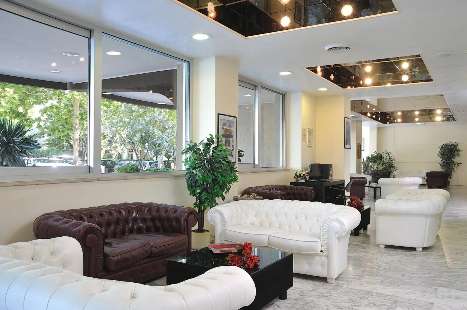 Lobi sa kožnim foteljama i prozorima · Hotel Vittoria, Riccione