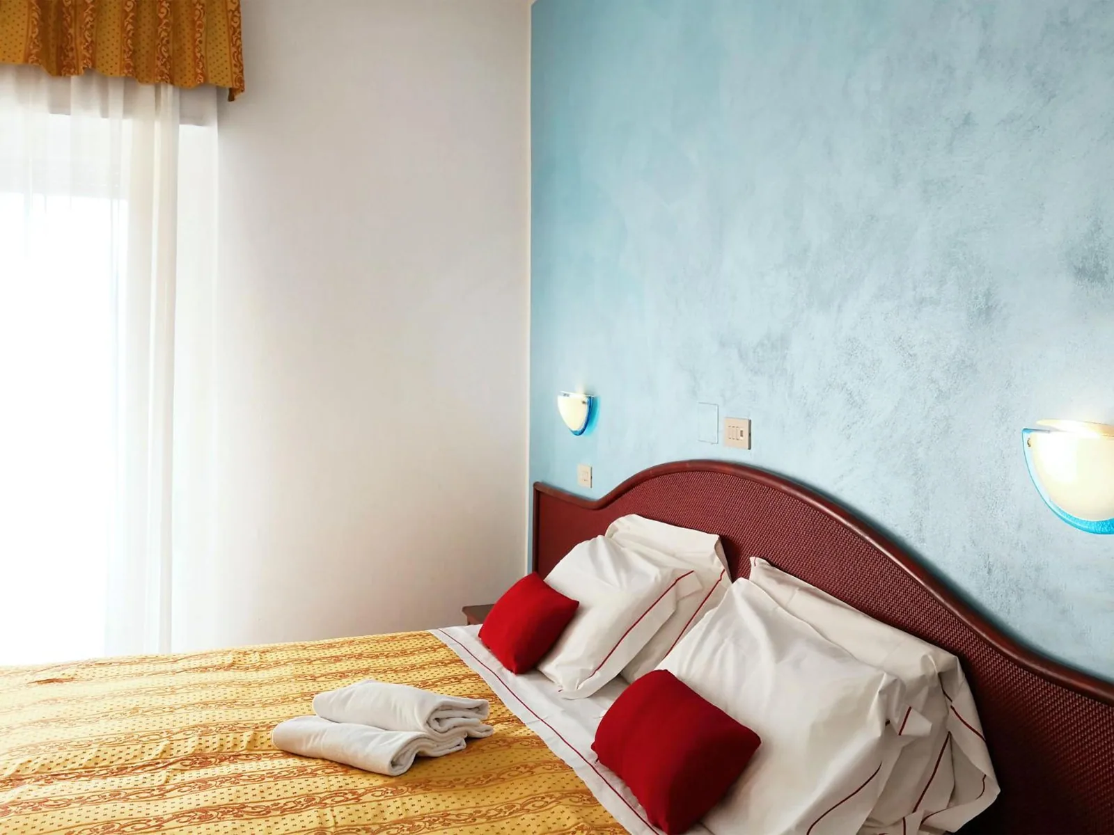 Soba sa krevetom i plavim zidom · Hotel Vittoria, Riccione