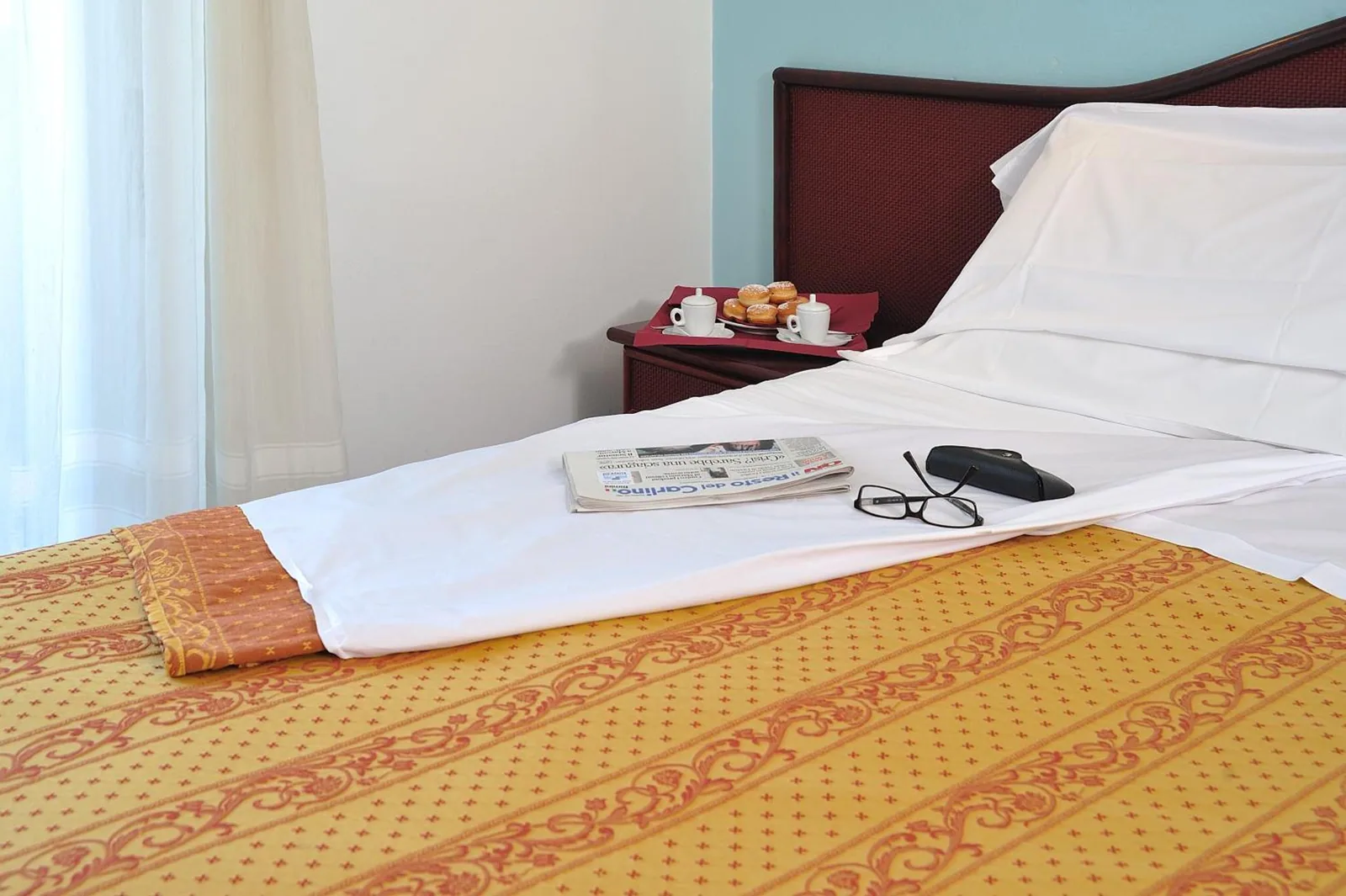 Krevet sa novinama i poslužavnikom pored · Hotel Vittoria, Riccione