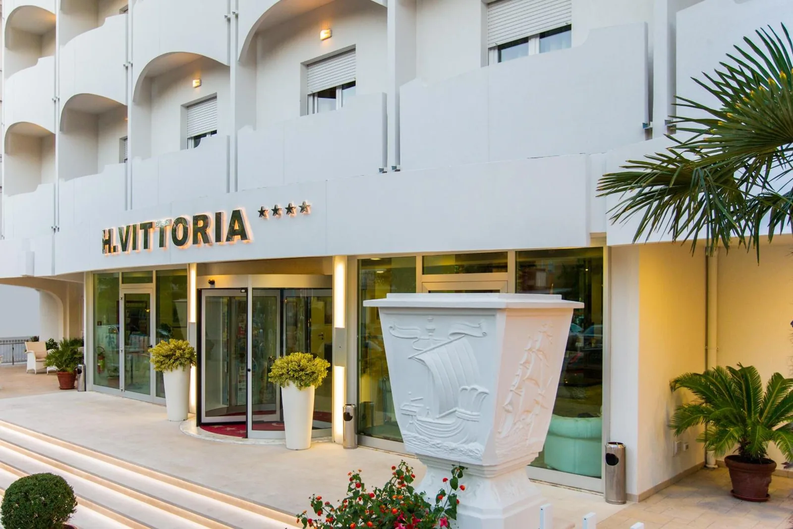 Ulaz u hotel sa saksijama i žardinjerom · Hotel Vittoria, Riccione