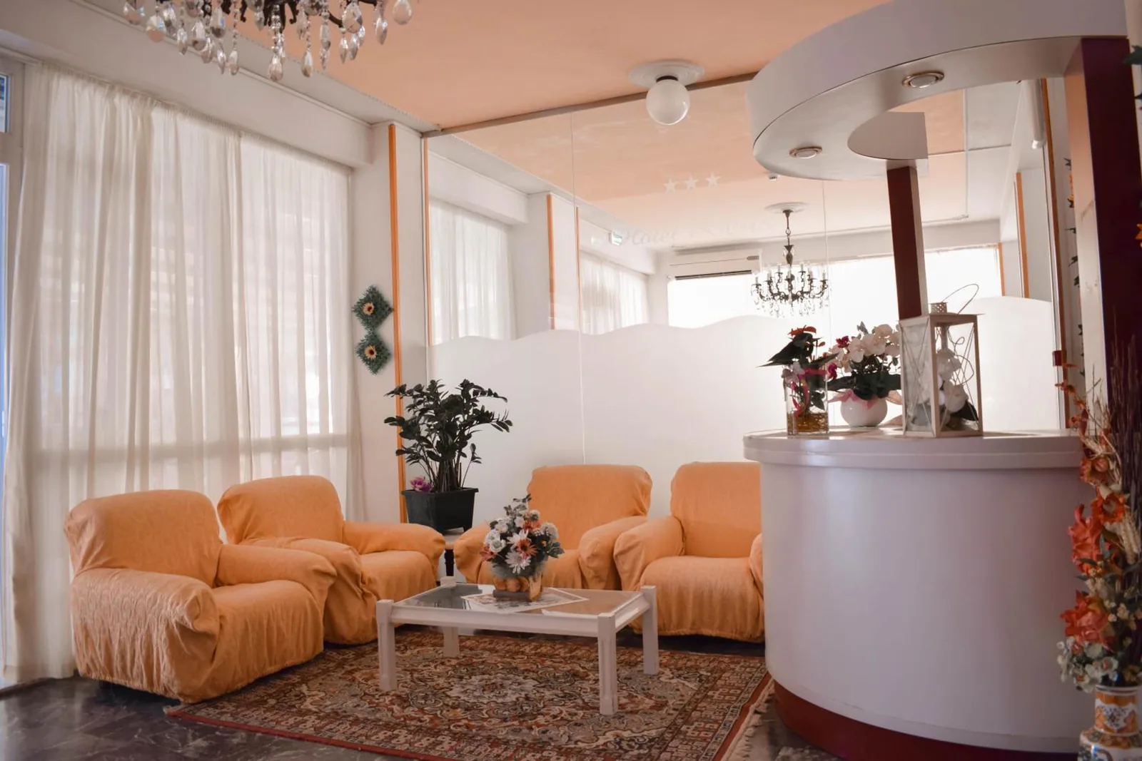 Lobi sa foteljama i recepcijskim pultom · Hotel Zeus, Cervia - Pinarella
