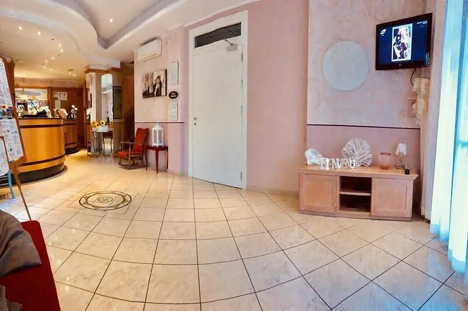Roze prostor za prijem sa pultom, TV-om i modernim dekorom · Villa Lieta, Marebello
