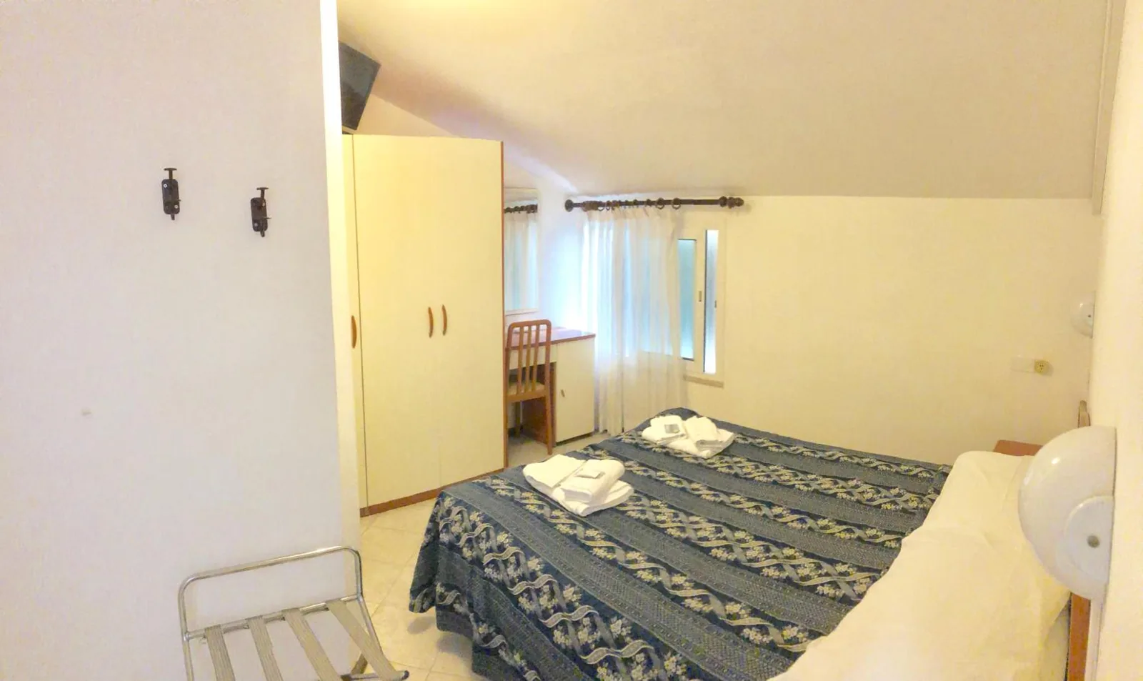 Soba u potkrovlju sa bračnim krevetom i ormanom · Villa Lieta, Marebello