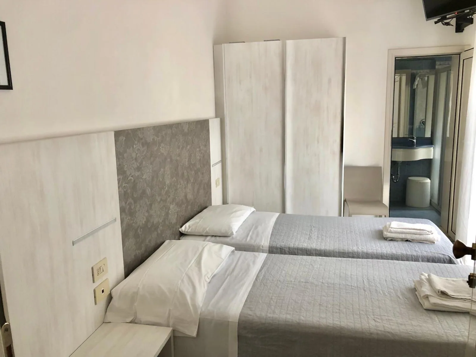 Soba sa krevetom i belim ormanom · Villa Lieta, Marebello
