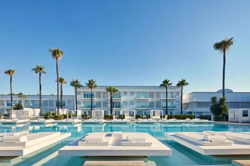 Hotel So White Club