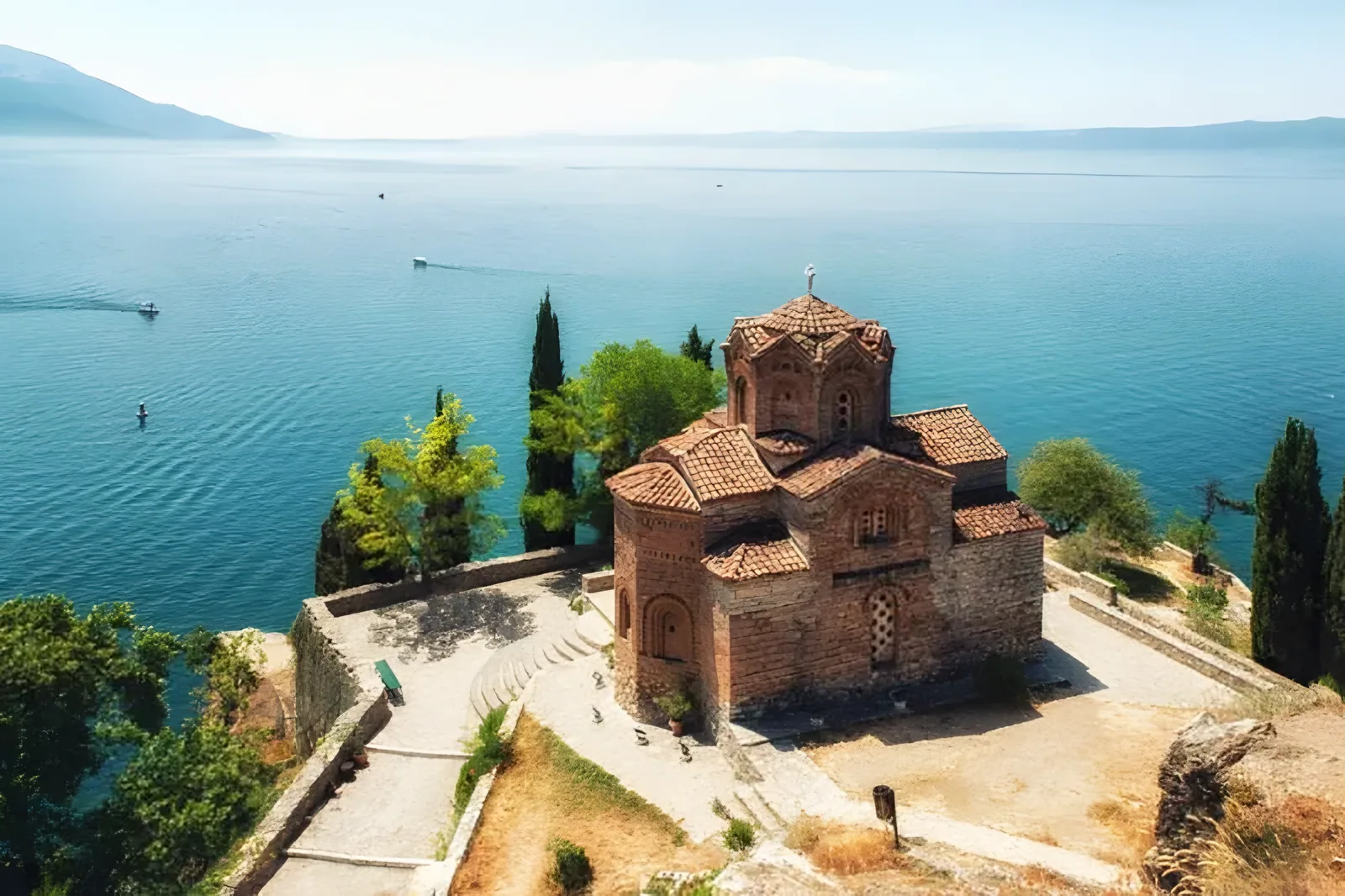 Prepoznatljiva kamena crkva na obali sa čempresima i pogledom na jezero · Ohrid - 1 noćenje, Ohrid