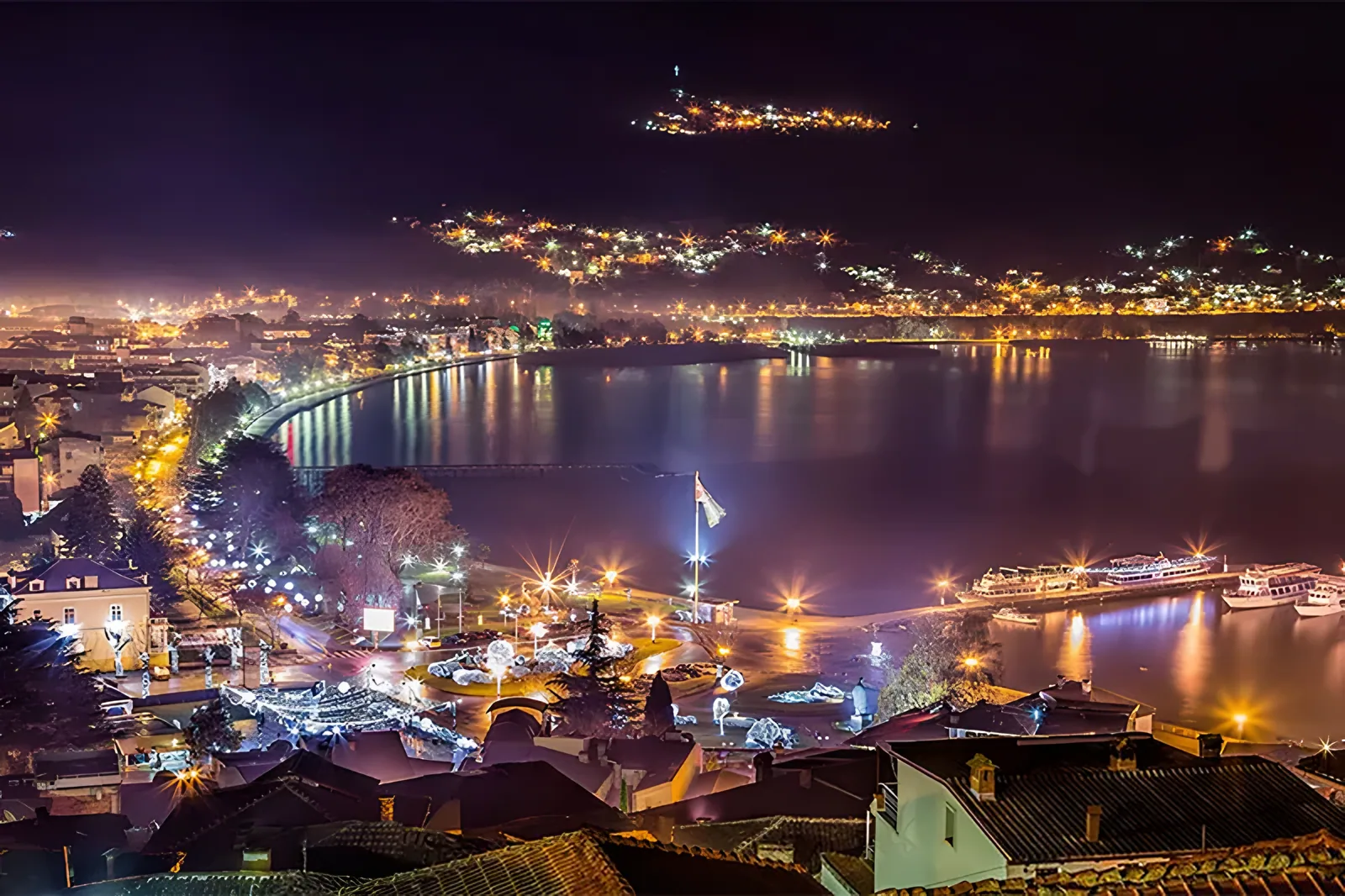Osvetljen panoramski pogled na grad na zalivu noću sa osvetljenom lukom · Ohrid - 2 noćenja, Ohrid