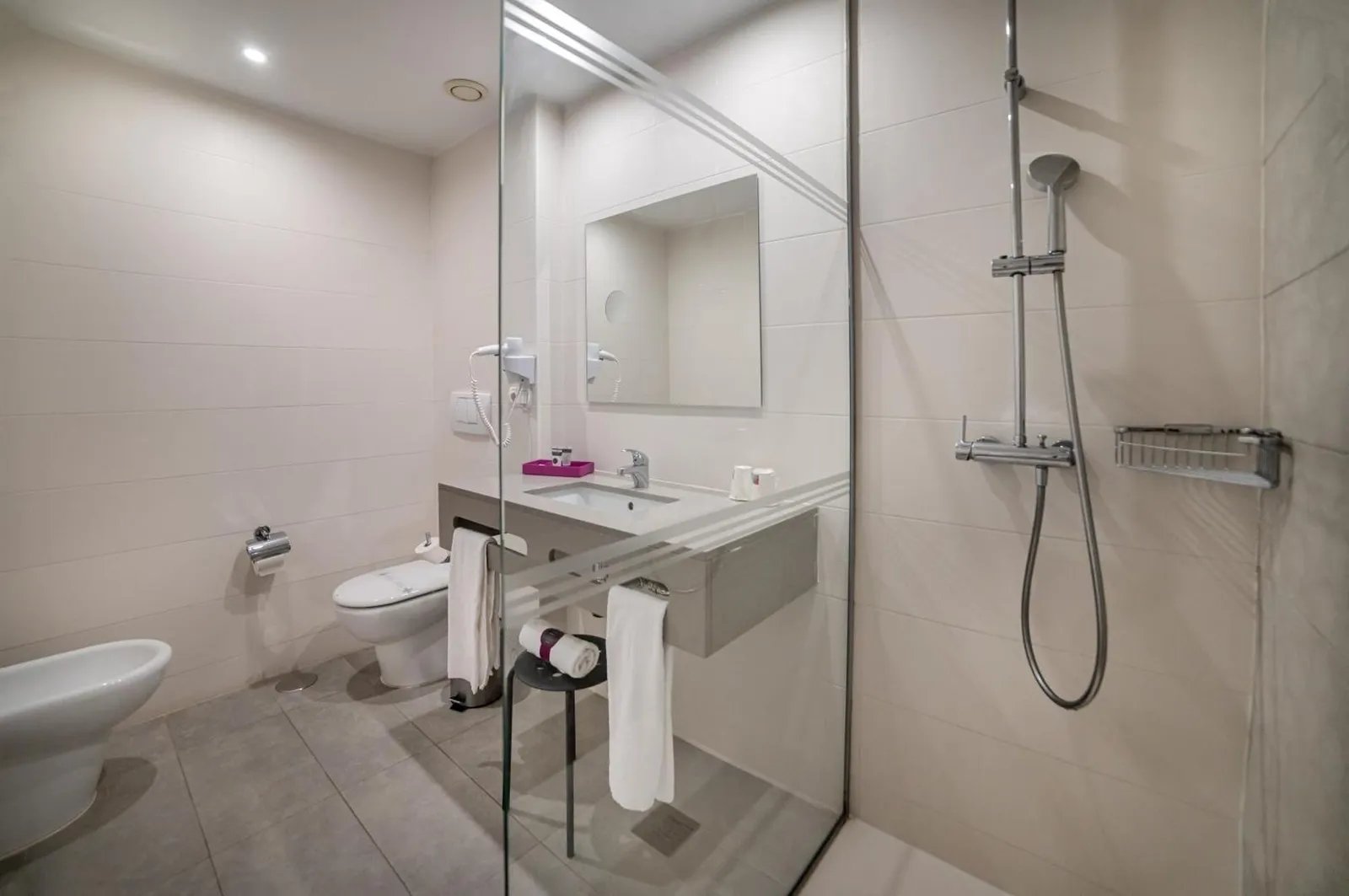 Kupatilo sa tuš kabinom i umivaonikom · Albir Playa Hotel & Spa, El Albir