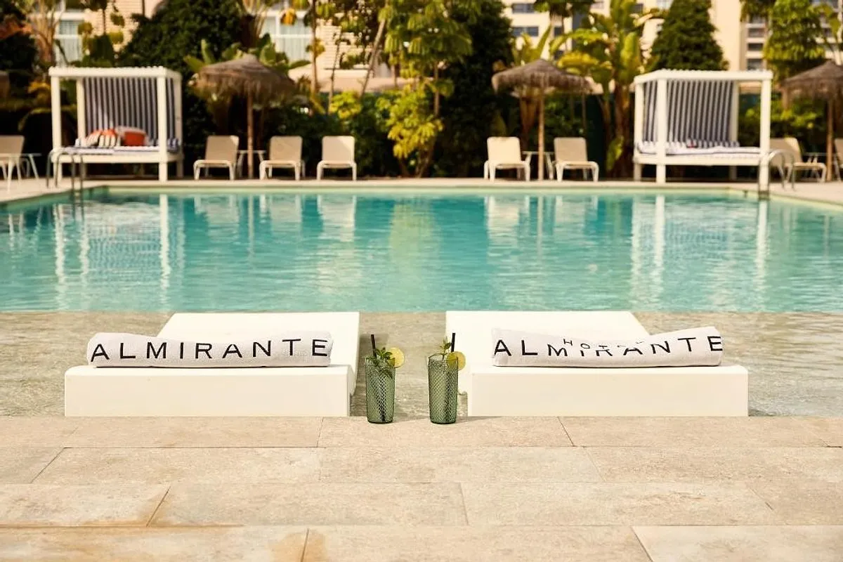 Bazen sa belim baldahinima i ležaljkama · Hotel Almirante, Alikante