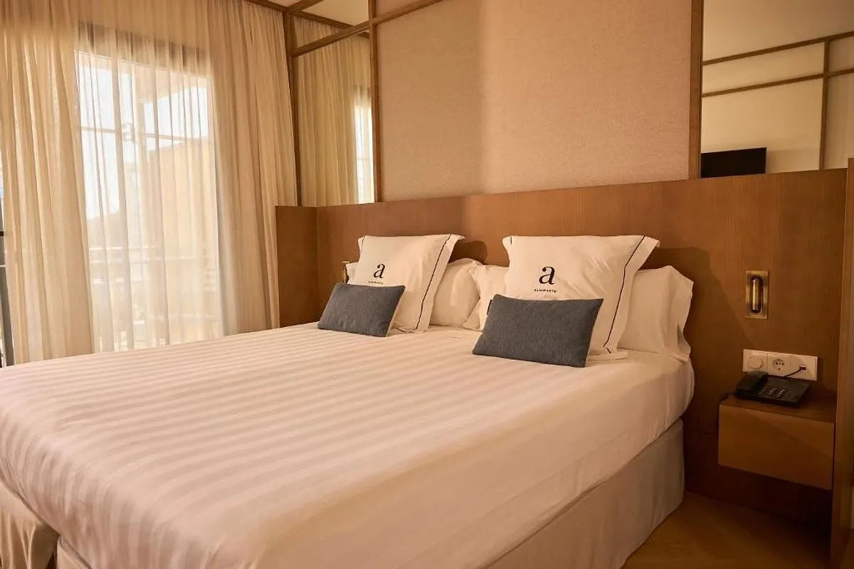 Soba sa bračnim krevetom i drvenim uzglavljem · Hotel Almirante, Alikante