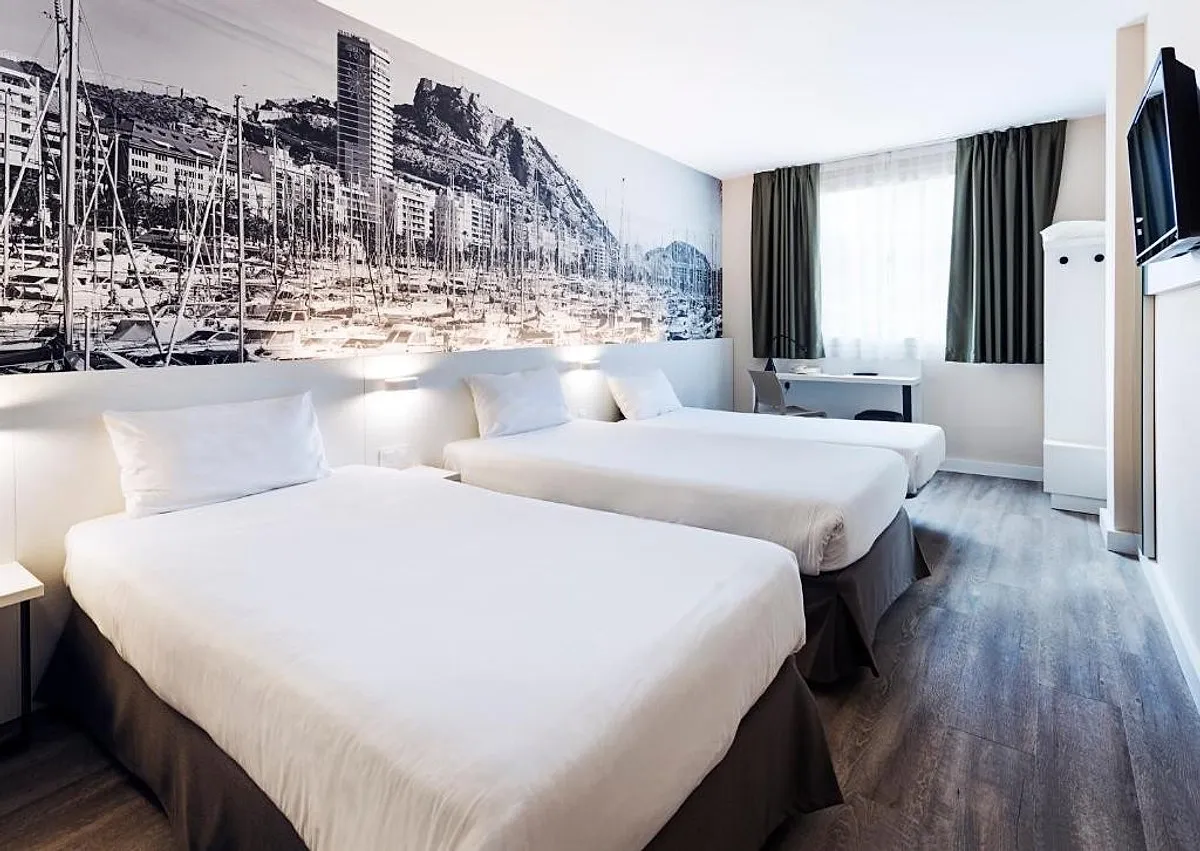 Soba sa dva kreveta i crno-belim muralom luke · B&B Hotel Alicante Centro, Alikante