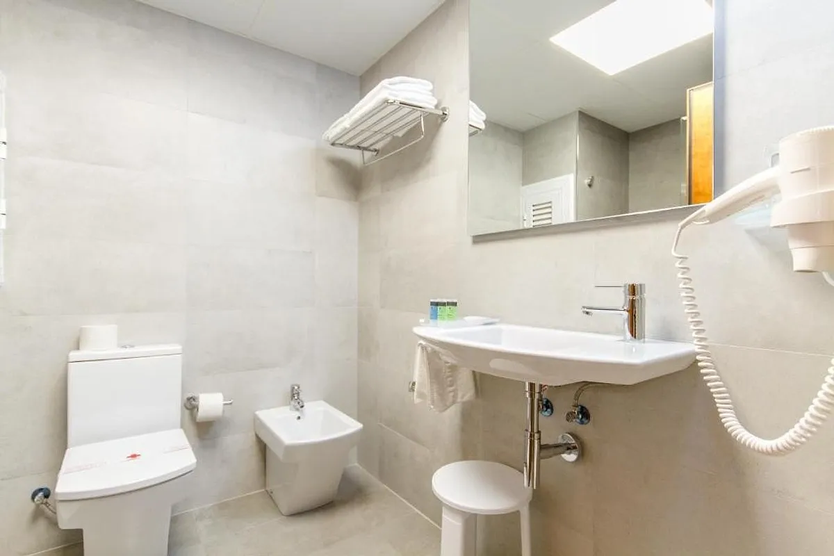 Bathroom with a washbasin, bidet and hairdryer · Hotel Castilla Alicante, Alicante