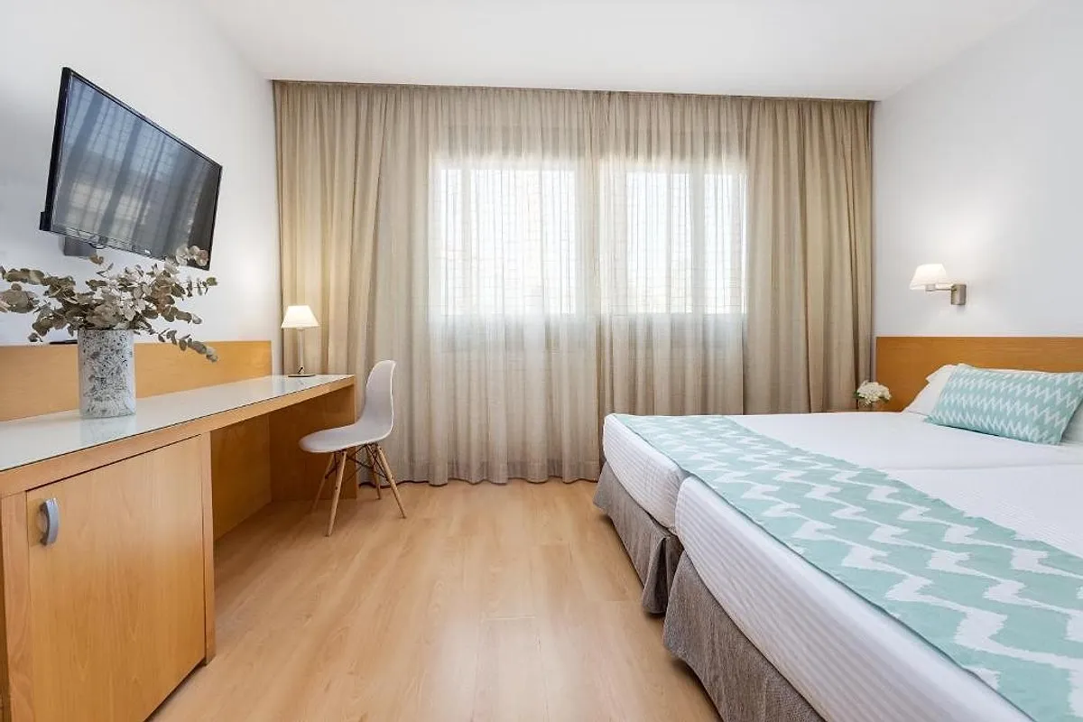 Room with two beds, a desk and a TV · Hotel Daniya Alicante, Alicante