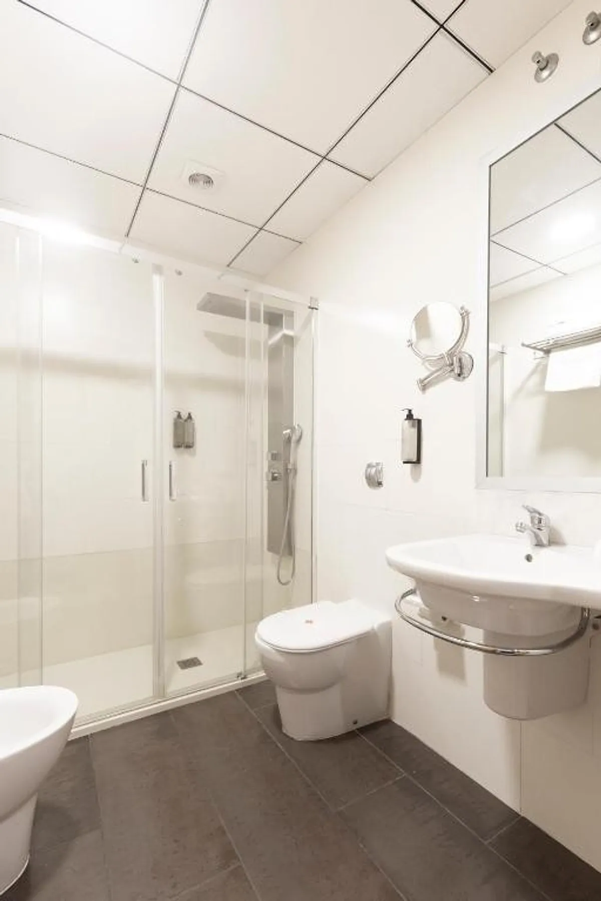 Bathroom with a glass shower and a washbasin · Hotel Daniya Alicante, Alicante