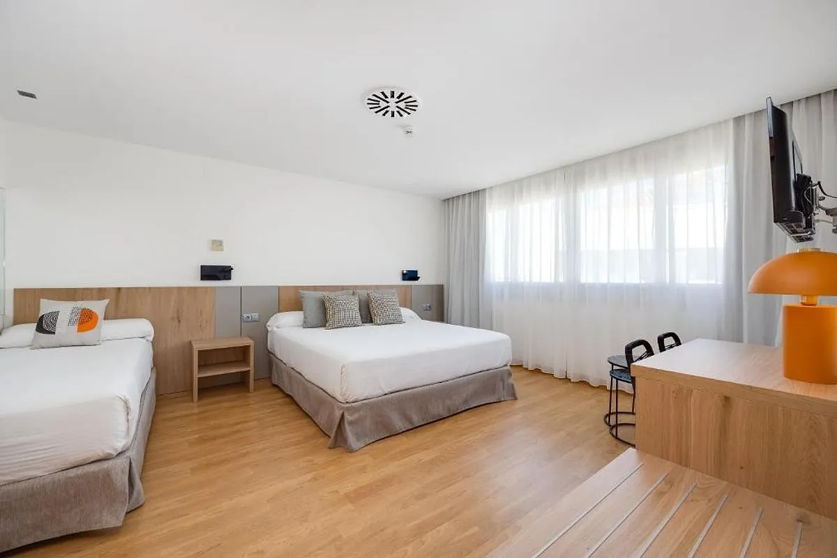 Room with beds and an orange lamp · Hotel Daniya Alicante, Alicante