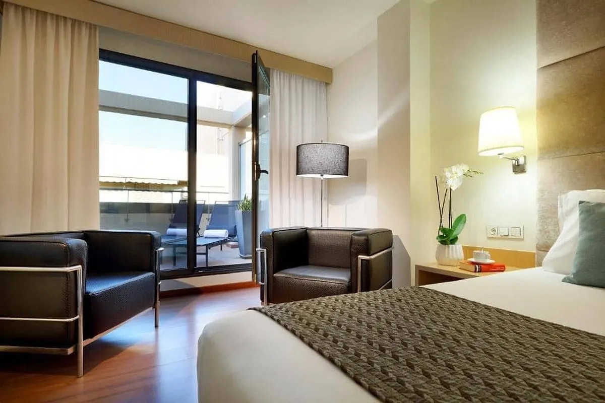 Soba sa foteljama i velikim staklenim prozorom · Eurostars Centrum Alicante, Alikante