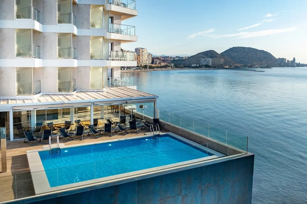 Bazen na krovnoj terasi iznad mora · INNSiDE by Meliá Alicante Porta Maris, Alikante