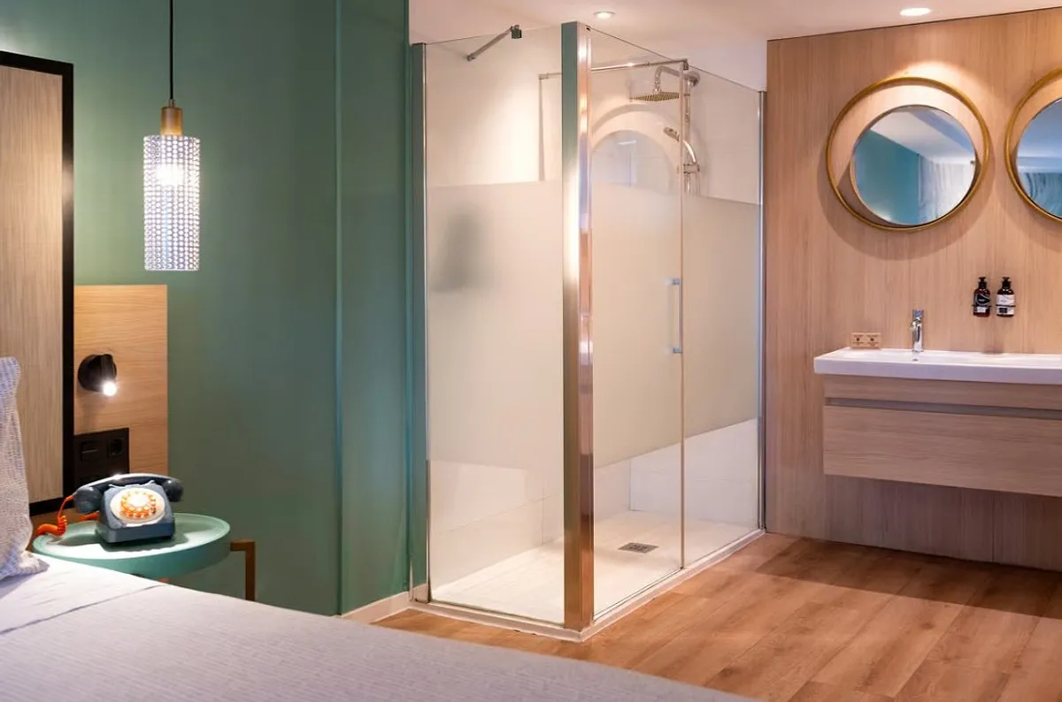 Kupatilo sa tuš kabinom i okruglim ogledalima · INNSiDE by Meliá Alicante Porta Maris, Alikante