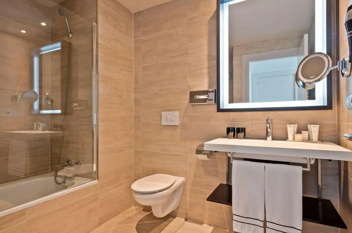 Kupatilo sa kadom, umivaonikom i ogledalom · Meliá Alicante, Alikante
