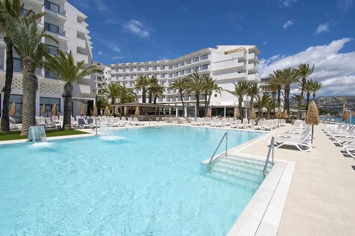 Bazen sa stepenicama i ležaljkama ispred zgrade hotela · Hotel Cap Negret, Altea