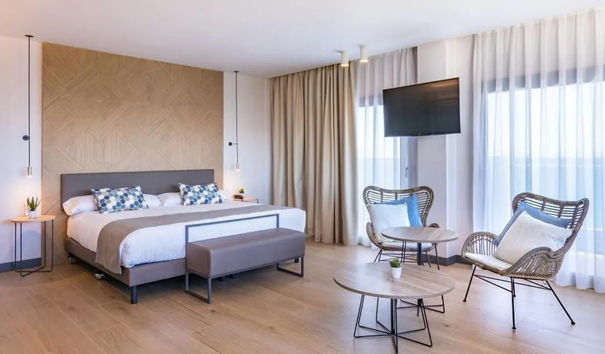 Soba sa bračnim krevetom, foteljama i velikim prozorom · Hotel Cap Negret, Altea