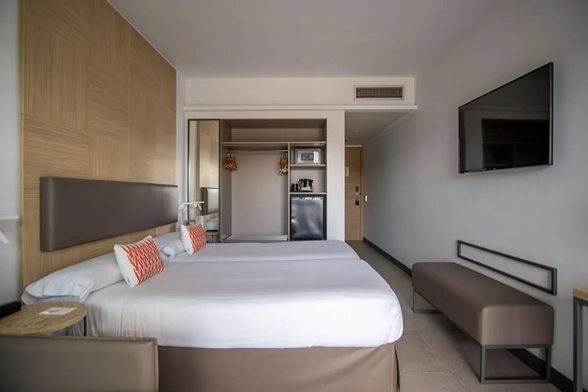 Soba sa dva kreveta, drvenim panoom i televizorom · Hotel Cap Negret, Altea