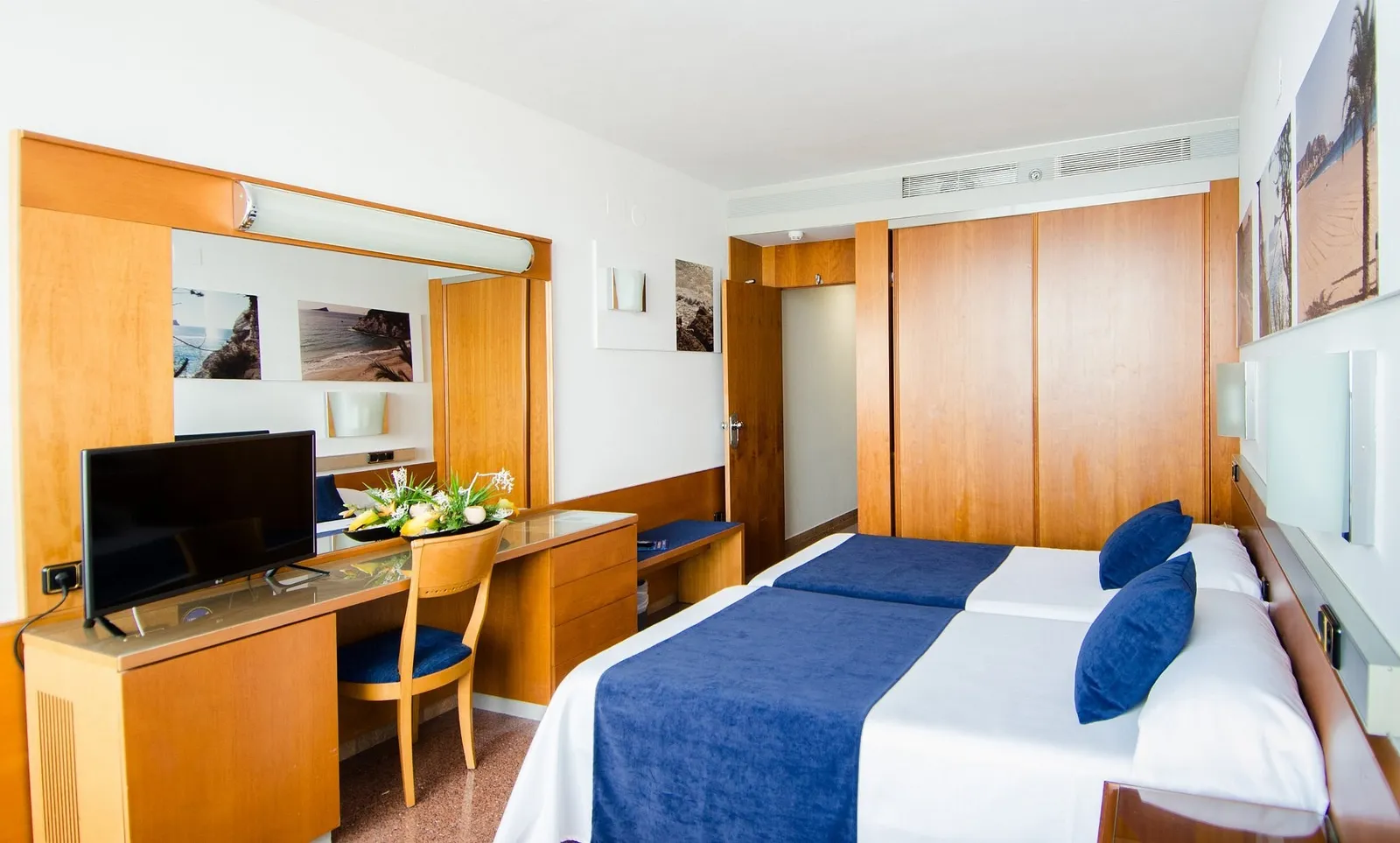 Soba sa dva odvojena kreveta, radnim stolom i televizorom · Gran Hotel Bali, Benidorm