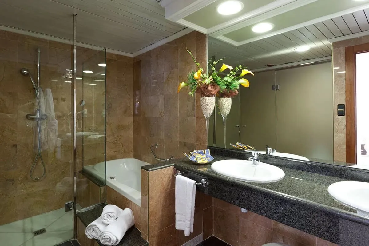 Kupatilo sa dvostrukim umivaonikom i tuš kabinom · Gran Hotel Bali, Benidorm