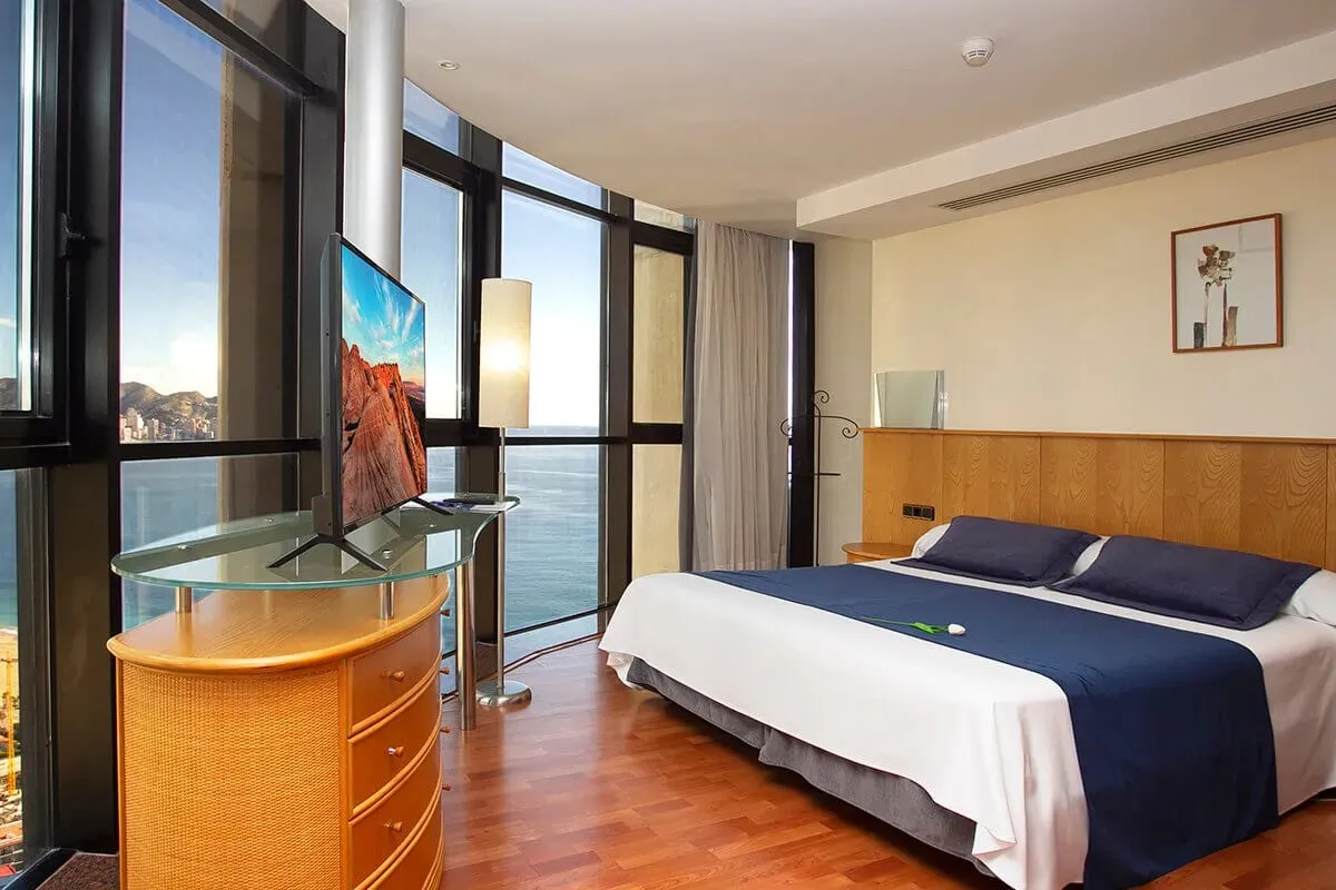 Soba sa bračnim krevetom i velikim prozorom · Gran Hotel Bali, Benidorm