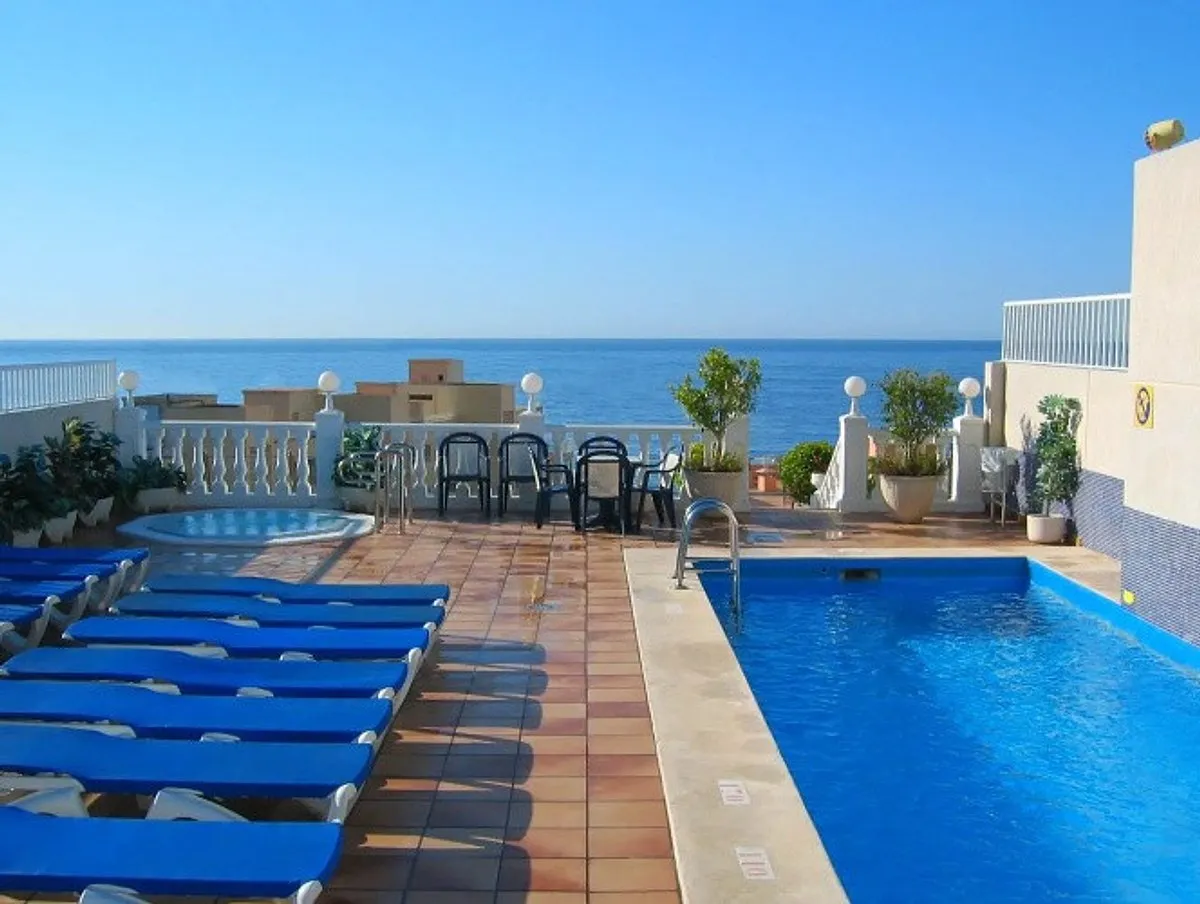 Bazen na terasi sa ležaljkama i pogledom na more · Hotel Avenida, Benidorm