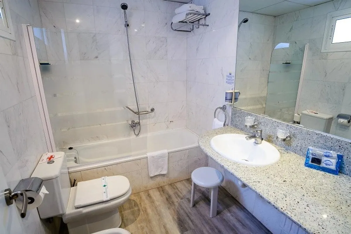 Kupatilo sa kadom, umivaonikom i bideom · Hotel Avenida, Benidorm