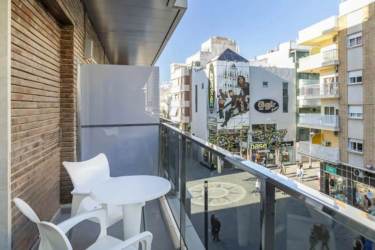 Balkon sa belim stolicama i pogledom na ulicu i zgrade · Hotel Avenida, Benidorm