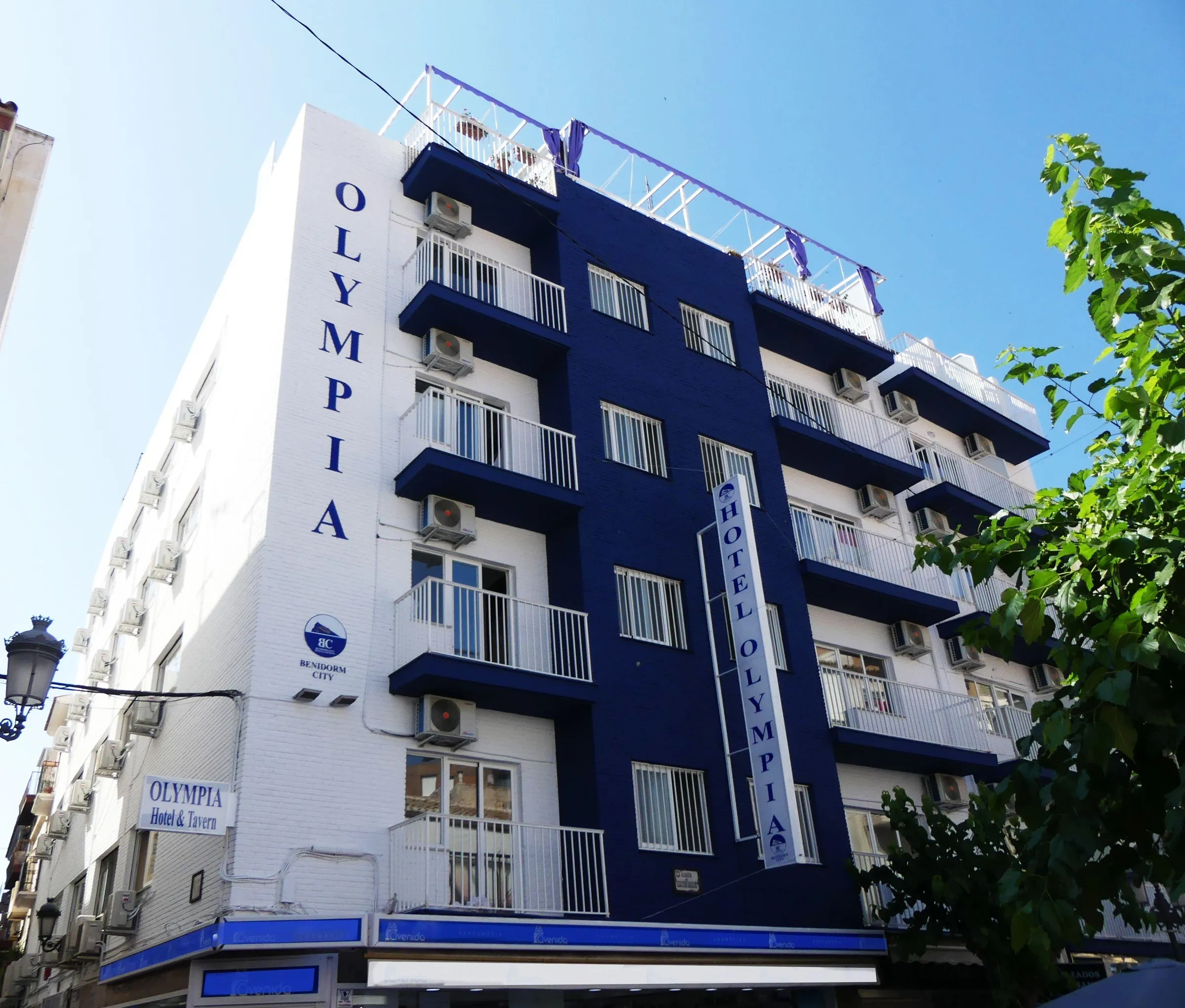 Plavo-bela fasada hotela sa balkonima · Hotel Benidorm City Olympia, Benidorm