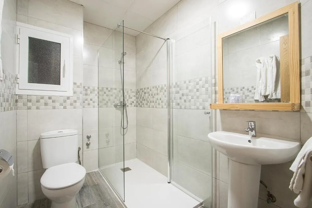 Kupatilo sa tuš kabinom i umivaonikom · Hotel Benidorm City Olympia, Benidorm