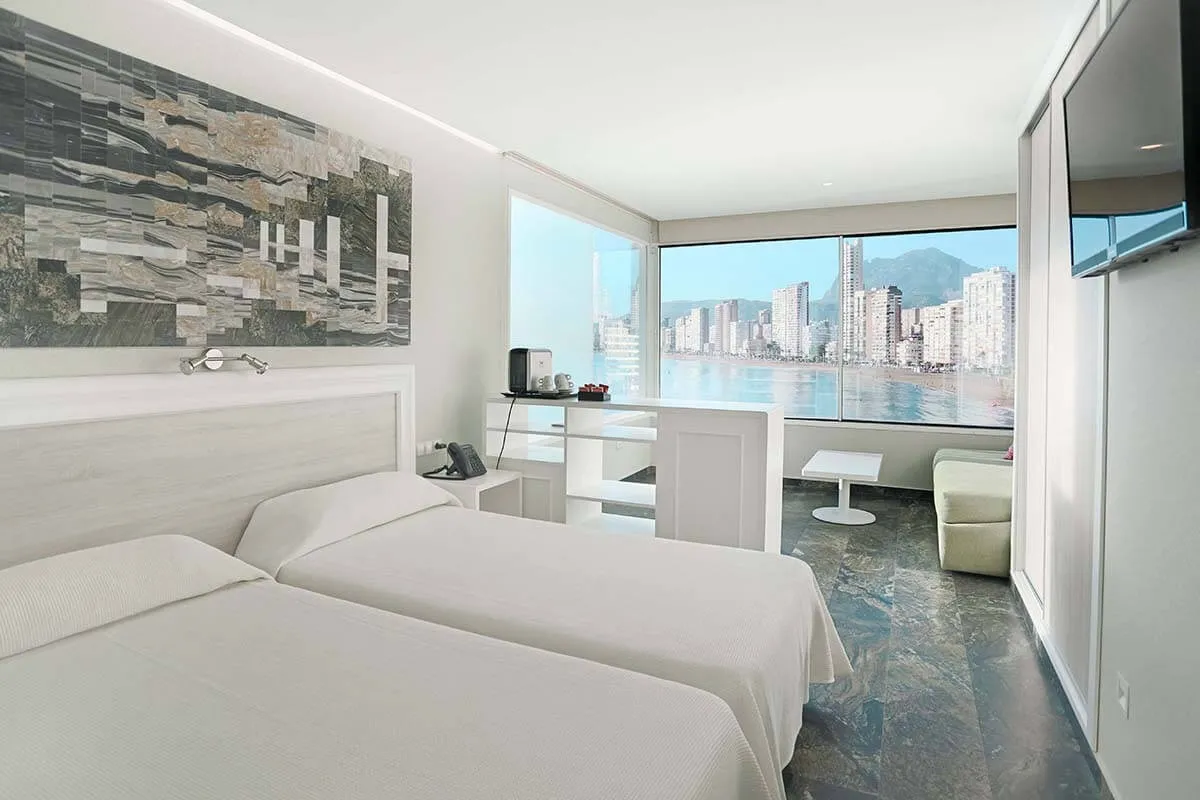 Soba sa dva kreveta i velikim prozorom sa pogledom na plažu · Hotel Benikaktus, Benidorm