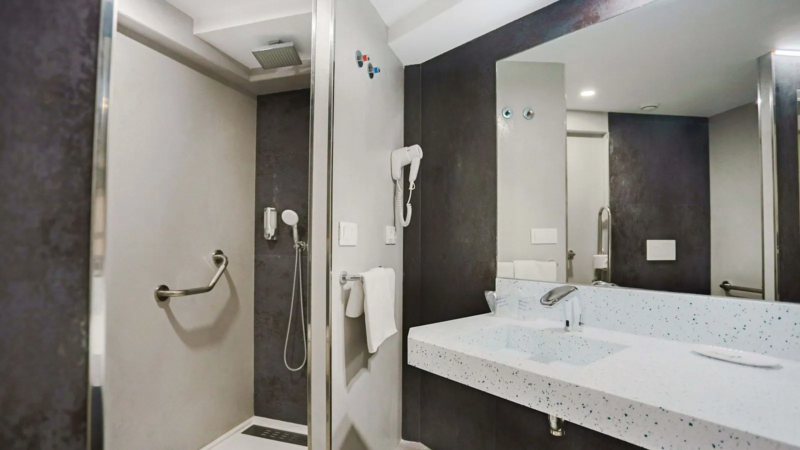 Kupatilo sa tuš kabinom i belim umivaonikom · Hotel Benikaktus, Benidorm