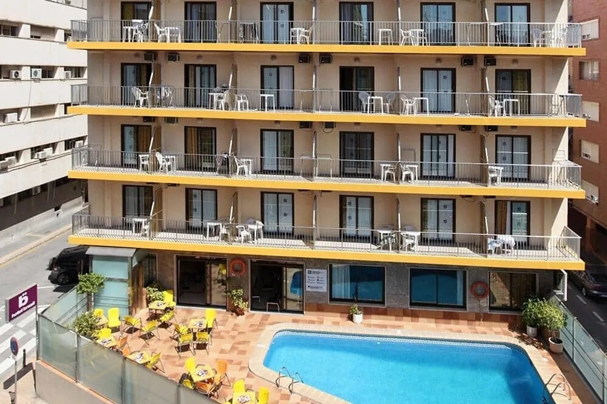 Fasada hotela sa balkonima i bazenom, pogled odozgo · Hotel Brasil, Benidorm