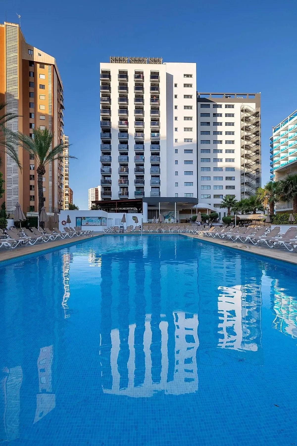 Bazen sa ležaljkama i hotelskim zgradama u pozadini · Hotel Flash Benidorm, Benidorm