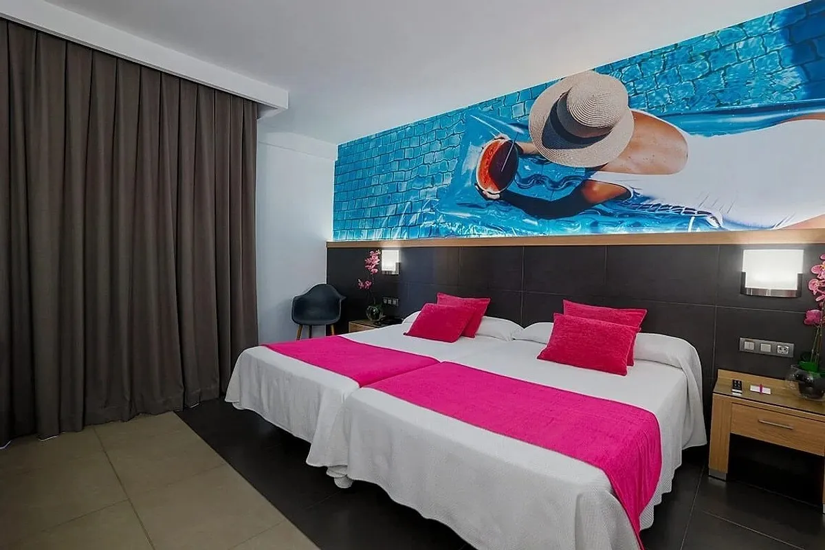 Dvokrevetna soba sa ružičastim jastucima i zidnom slikom · Hotel Flash Benidorm, Benidorm