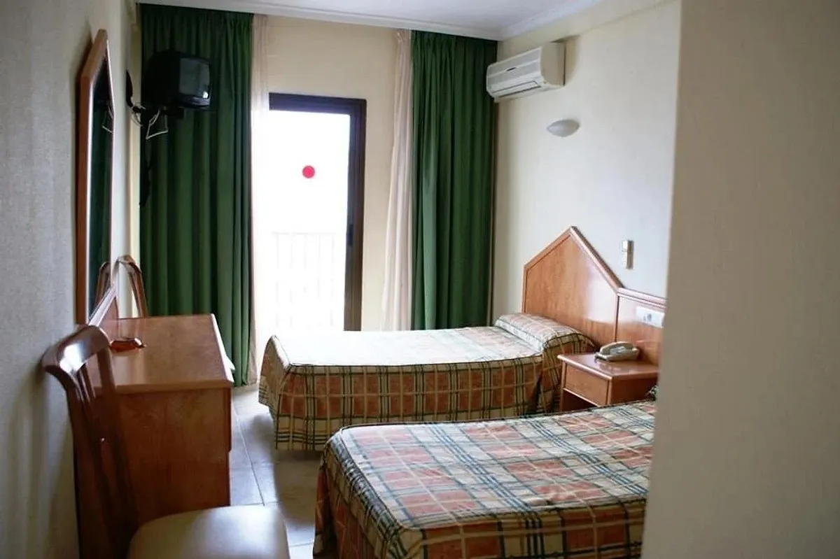 Soba sa dva kreveta i izlazom na balkon · Hotel Las Vegas, Benidorm