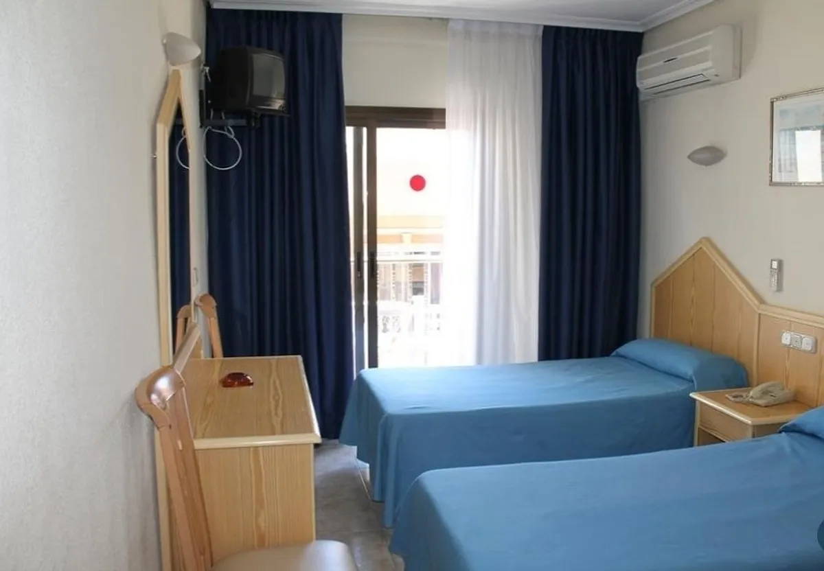 Soba sa dva kreveta, plavim pokrivačima i zavesama · Hotel Las Vegas, Benidorm