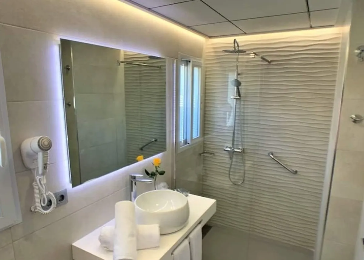 Moderno kupatilo sa tuš kabinom i osvetljenim ogledalom · Hotel Los Alamos, Benidorm