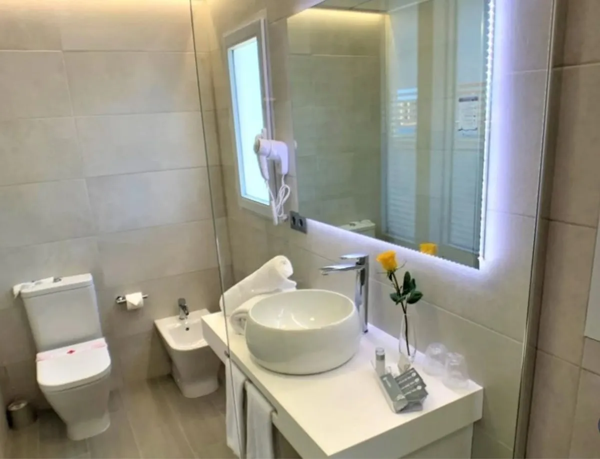 Kupatilo sa umivaonikom, WC šoljom i bideom · Hotel Los Alamos, Benidorm