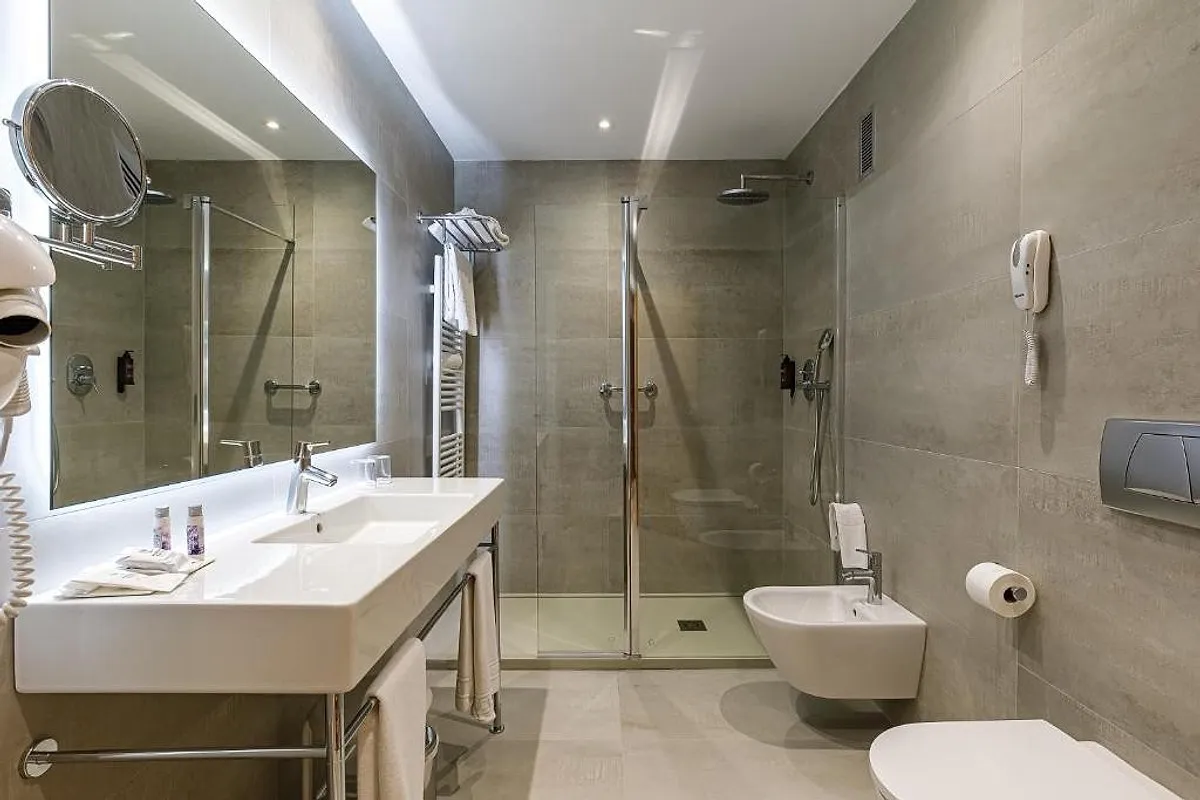 Kupatilo sa dugim umivaonikom i tuš kabinom · Hotel Madeira Centro, Benidorm