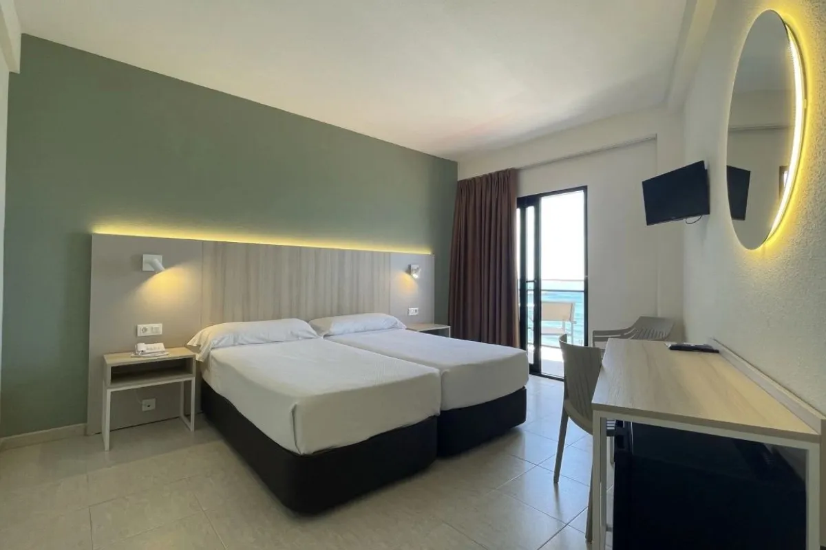 Soba sa dva kreveta i izlazom na balkon · Hotel Marconi, Benidorm